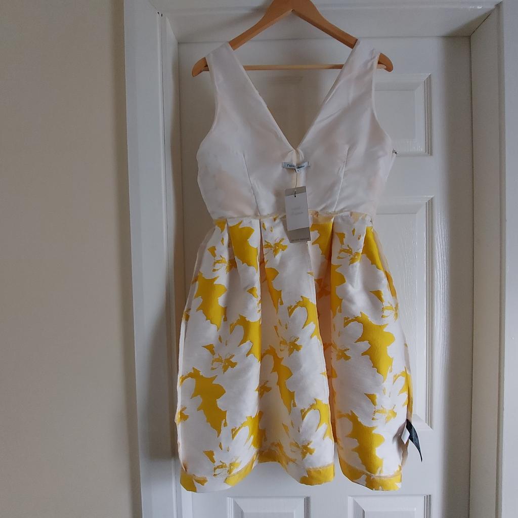 Dress „Next “

 Yellow White Colour

New With Tags

Actual size: cm

Length: 94 cm from shoulders front

Length: 92 cm from shoulders back

Length: 70 cm from armpit side

Width shoulder: 38 cm

Volume hand: 44 cm

Breast volume: 90 cm – 91 cm

Volume waist: 75 cm – 76 cm

Volume hips: 95 cm – 98 cm

Length: 41 cm from shoulders before to waist

Length: 16 cm from armpit side before to waist

Size: 14 ( UK ) Eur 42

100 % Polyester

Made in Romania

Retail Price £ 68.00