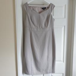 Dress „Dorothy Perkins “

Pale Grey Colour

New With Tags

Actual size: cm and m

Length: 1.04 m

Length: 80 cm from armpit side

Width shoulder: 45 cm

Volume hand: 41 cm

Breast volume: 94 cm – 98 cm

Volume waist: 86 cm – 88 cm

Length: 10.5 cm from armpit side before to waist

Width belt: 4 cm

Volume hips: 93 cm – 95 cm

Size: 16 ( UK ) Eur 44, US 12

 100 % Polyester

Made in Vietnam

Retail Price £ 28.00 , 36.00 € (Eur)