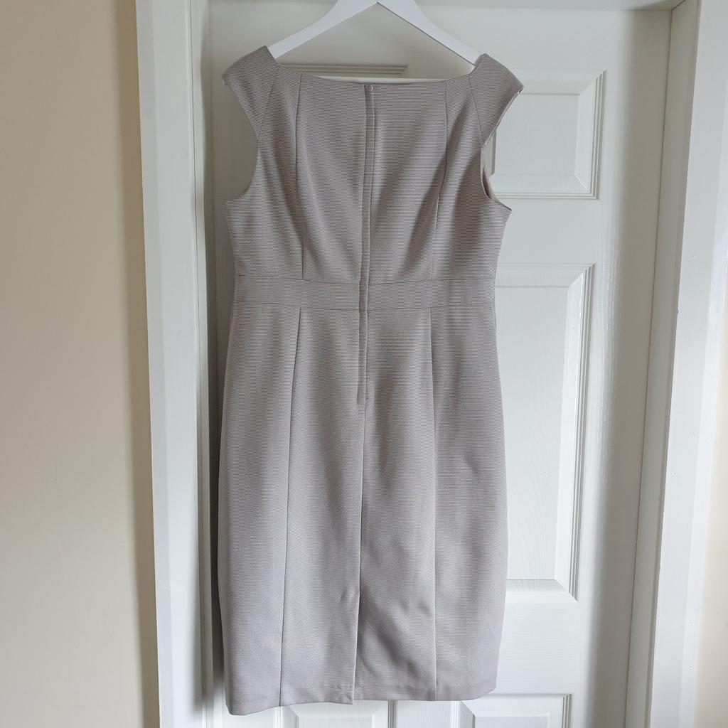 Dress „Dorothy Perkins “

Pale Grey Colour

New With Tags

Actual size: cm and m

Length: 1.04 m

Length: 80 cm from armpit side

Width shoulder: 45 cm

Volume hand: 41 cm

Breast volume: 94 cm – 98 cm

Volume waist: 86 cm – 88 cm

Length: 10.5 cm from armpit side before to waist

Width belt: 4 cm

Volume hips: 93 cm – 95 cm

Size: 16 ( UK ) Eur 44, US 12

 100 % Polyester

Made in Vietnam

Retail Price £ 28.00 , 36.00 € (Eur)