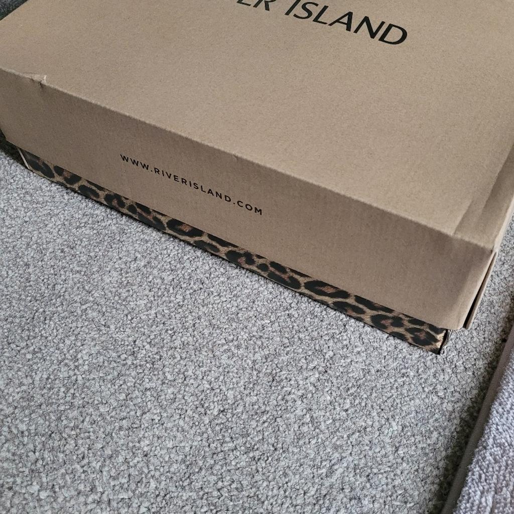 Brands new in box, never worn, size 6 knee high low heeled boots from River Island, comes with box, paid £68 only want £40, collection only.