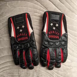 Harley Davidson Gloves size - large, black red & white, unwanted gift, would make a lovely Xmas present for someone.  New £80.