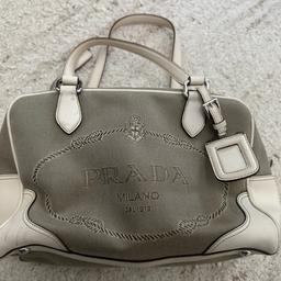 Zum Verkauf steht eine kleine originale Prada Handtasche in beige-hellbraun/grau.
Gekauft wurde sie in 2021 und sehr selten getragen.
Bei fragen: bitte nicht zögern.
Gerne Abholung, Versand ist aber auch kein Problem