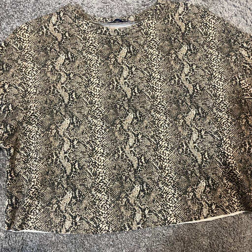Zara
Cropped jumper
Beige snake print
Worn once
In excellent condition
Pick up only or will post for P&P