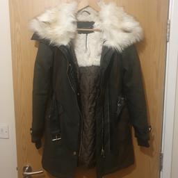 River Island coat
size 8
excellent condition
fur collar
dark green
with pvc belt
funds on collection
collect from willenhall.