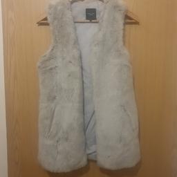 New look waist coat
excellent condition
light grey
size 6
smoke and pet free home
has pockets.