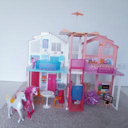 Wunderschönes Barbiehaus mit Lift und Möbel.
Haus ist praktisch platzsparend zusammenklappbar.
Nur Selbstabholung.