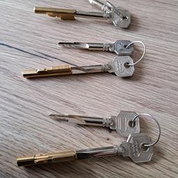neu
3 Stück mit je zwei Schlüsseln 
NP 63,00
Versandkosten trägt der Käufer
