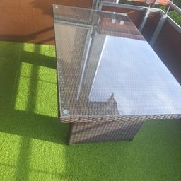 Verkauft wird ein neuwertiger Gartentisch in Rattan mit Glasplatte.
Maße:
L: 145cm
B: 84 cm
H: 68 cm
nur Selbstabholung.