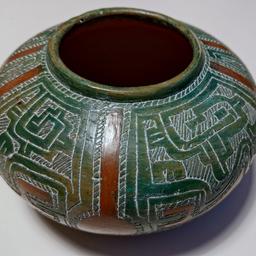 Mexican style pottery.17 cm wide and 7 cm high, the hole is 7 cm in diameter.Delivery is not included.Aviable in Södermalm Sthlm