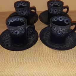 vintage kernewek pottery blue honeycomb design.made in goonhavern Cornwall.
4 tea/coffee cups.
4 saucers.
all in mint condition.never used.