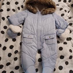 baby boy River Island all in one coat
like new only worn twice (see pics)
was expensive to buy,
size 0-3 months, it has the matching gloves attached to the coat.
asking for £8
very warm.
comes from a smoke & pet free home
Collection only castle bromwich b36