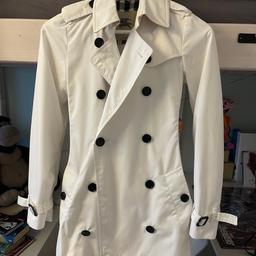 Schöner Burberry Mantel in weiss zu verkaufen. Wurde gerne getragen. (Evt. wäre noch die Rechnung vorhanden)
