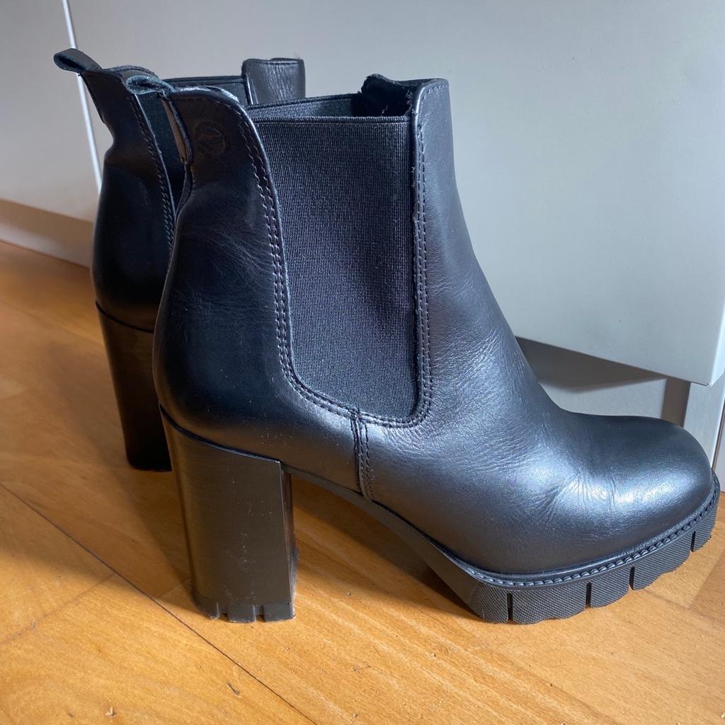 Nur wenige Male getragen
sehr feiner Schuh

Absatztyp: Blockabsatz
Absatzhöhe: 95 mm
Obermaterial: Leder

Versand & Abholung möglich