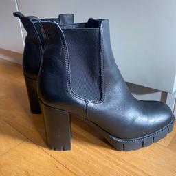 Nur wenige Male getragen
sehr feiner Schuh

Absatztyp: Blockabsatz
Absatzhöhe: 95 mm
Obermaterial: Leder

Versand & Abholung möglich