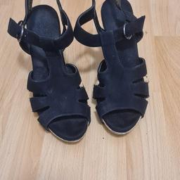 Schwarze Sandalen mit Keilabsatz Kork(optik)
Größe 38