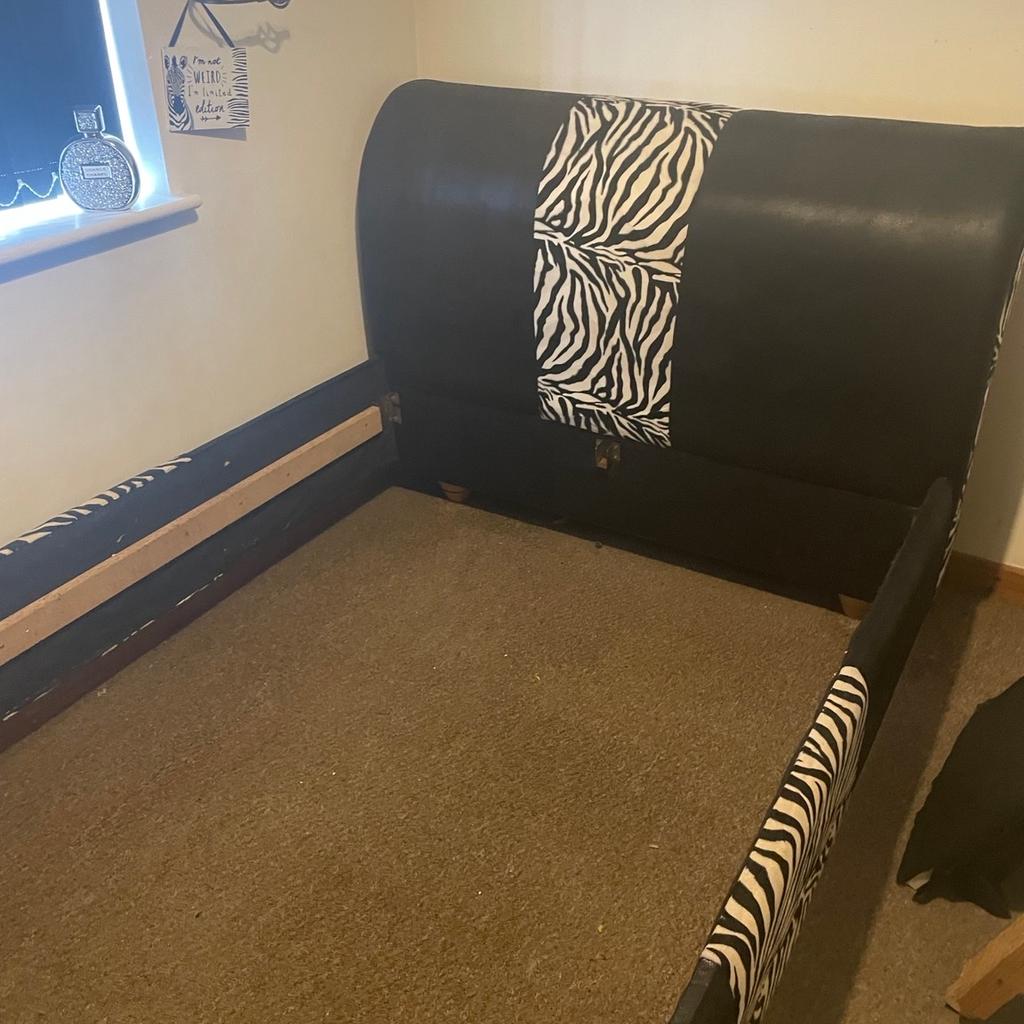 King size sleigh bed 🛌 black with zebra detail
Has slats that goes across bed but not in picture excellent condition pick up CH45 7NF