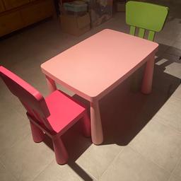 Kindertisch rosa (Maße : L: 76cm;B: 53cm;H 49 cm
+ Stuhl grün + Stuhl pink