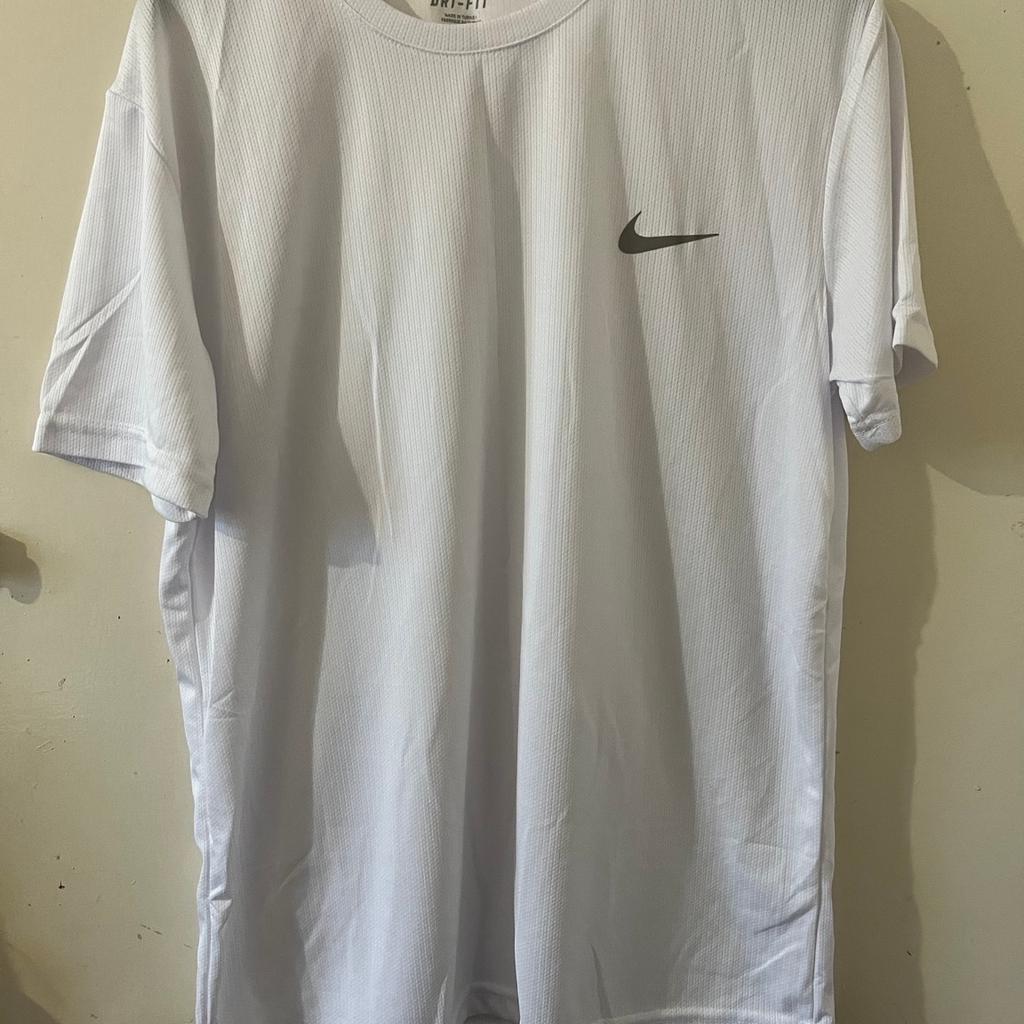 Brand new mens Nike T Shirt size L ,M are available (without tags )