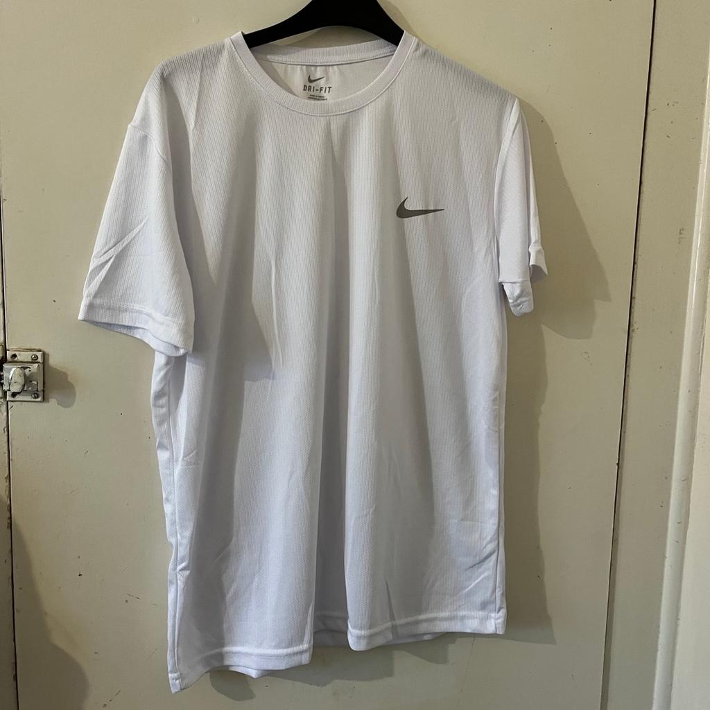 Brand new mens Nike T Shirt size L ,M are available (without tags )