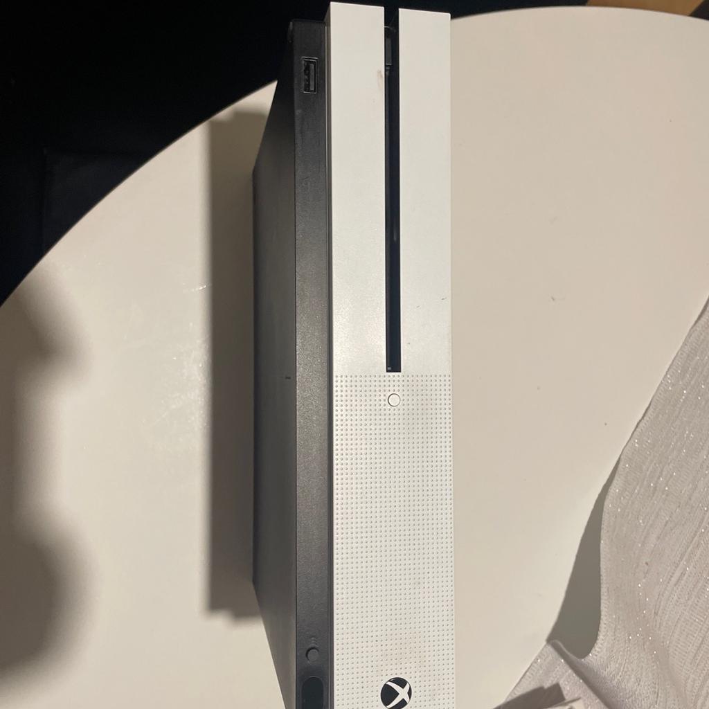 Zum Verkaufen Xbox One S 512GB mit beide Kabellen
