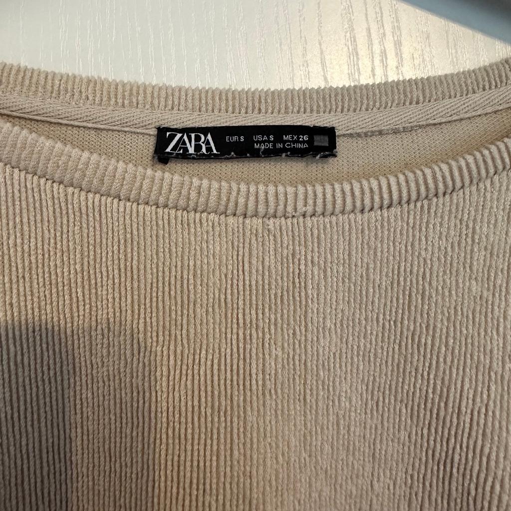 Ich verkaufe ein Zara Shirt in der Größe S. Guter Zustand. Versand als Päckchen 3,99€. Schaut gerne in meinen anderen Anzeigen vorbei!