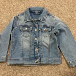 Light blue denim jacket
Popper fastening
2 small front popper pockets
2-3 years
Excellent condition