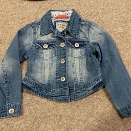 Next Light blue denim jacket
Button fastening
2 small front pockets
3-4 years
Excellent condition