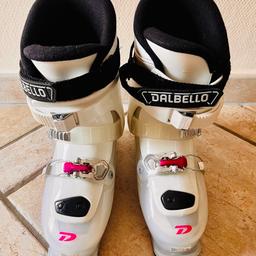 Verkaufe Jugend-Skischuh Dalbello XT 3, Gr. 39 (292 mm, UK Gr. 6), der Schuh fällt kleiner aus - meine Tochter hat jetzt normal Schuhgröße 38,5 bis 39 und er ist ihr zu klein;
leichte Gebrauchsspuren, 2 Saisonen gefahren