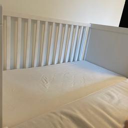 IKEA-Bett SUNDVIK weiß 70x140 cm Link: https://www.ikea.com/at/de/p/sundvik-babybett-weiss-60497587/ Das Bett ist in gutem Zustand. Wir hatten es als Beistellbett (neben dem Elternbett) und als Kinderbett / Gitterbett in Verwendung - kann sehr einfach umgebaut werden. Damit es von der Höhe zu unserem Elternbett gepasst hat, habe ich Holzfüße (Optik: Eiche Parkett) zum Unterlegen gebaut, um die Höhe an´s Elternbett anzugleichen. Die geben wir auch mit. Auf einer Seite haben wir einen schönen Heißluftballonsticker aufgeklebt (siehe Foto). Durch die vielfältigen Umbaumöglichkeiten kann das Bett das Kind von der Geburt an bis in´s Kindesalter (bis 30 kg) sehr lange begleiten und man muss nicht Beistellbett, Gitterbett und das erste Kinderbett einzeln kaufen. Die Matratze (sowie das Bett) haben wir vor 2 Jahren neu gekauft. Die hochwertige Matratze ist in top Zustand und der Überzug wurde frisch gewaschen. Link zur Matratze: https://www.xxxlutz.at/p/traeumeland-kindermatratze-silbermond-70-