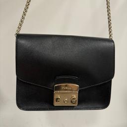 Verkaufe eine Furla Tasche in der Farbe schwarz mit goldenen Details.
Neupreis: 285€