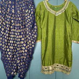 SIZE S/M Girls Clothing Punjabi Salwar Kameez Green Blue.


Salwar kameez only (No scarf/dubatta).


Kameez has some white marks which I’m sure will wash out. It’s been stored away for a while hence the marks. Also another mark I noticed while measuring Kameez.


Salwar is one of those large Punjabi style .. which I think is called a ‘patiala’ salwar. The inner material (lining) of salwar seems to be detached from salwar at bottom. Not sure if this shows once worn as this was not worn by me.


Beautiful mirror work on Kameez, has been stitched with lining.


Approximate Measurements
Underarm to underarm - 17.5 inches
Chest - 34 inches
Hips - 35 inches.
Length - 33.5 inches

Will require a fresh launder.

Many thanks for looking