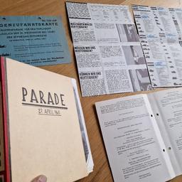 Mappe mit 25 original Bundesheer Pressefotos von der Militär Parade am 27.04.1965. Incl. Programm,  Parkerlaubnisschein und Bericht.  Fotos 12x17cm im Passepartout und Beschreibungen auf der Rückseite.