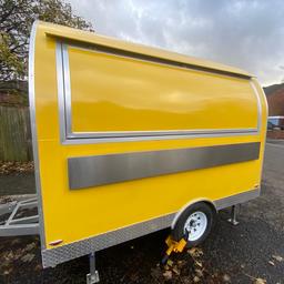 Brand new food pod in a fantastic yellow attractive colour, 2800mm comes with 2 massive extractor (2 chimneys), sink, fridge freezer, cashier, 4 outlets. Please see pics, any questions just ask

Thank you.