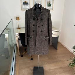 Verkaufe einen neuen unbenutzten Louis Vuitton Mantel ohne Etikett, da es ein Geschenk war. Mir leider zu groß. Daher der Verkauf schweren Herzens.