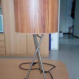 Lampenschirm (PVC) mit Tripod-Fuss aus Stahl. H 53 cm, Durchmesser 28 cm