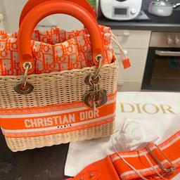 Verkaufe meine Lady Dior Bag Korbgefelcht in orange!!
Neupreis: 5.200€
Gekauft wurde sie im Juli 2023 in München in der Dior Boutique. Inkl. Karton

Habe sie nur 3 mal getragen. Wird verkauft, da ich mir noch eine andere gekauft habe und diese zu selten benutze. Und für das ist sie zu schade!!
