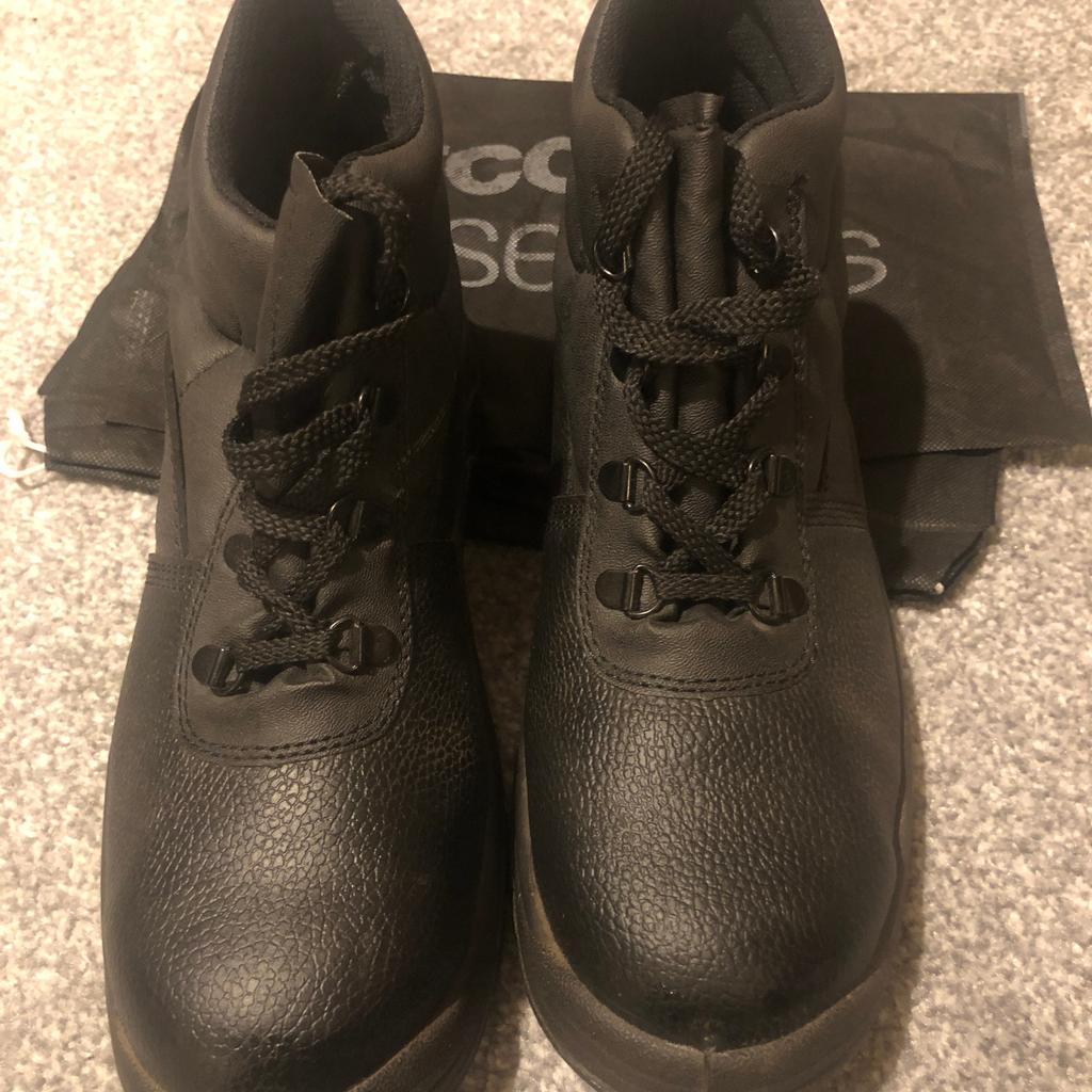 Arco black chukka safety work boots SP1 - size 8 (42) - steel toe cap and mid sole - brand new. Un-worn. Comes with protective boots bag.
