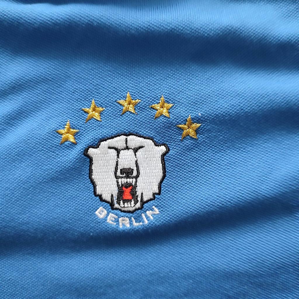 Ich biete hier ein Poloshirt (Nike) der Eisbären Berlin
Größe M.