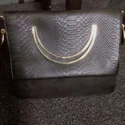 Women's Black side Handbag
Bought from New Look
Brand New, unused
£10.00
Will deliver item
DM for info