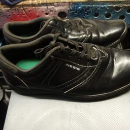 Mens INESIS Black golf shoe size 8 hardly been used, Soft Studs.