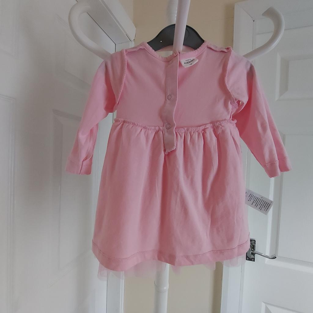 Dress "KappAhl"

Pale Pink Colour

 Good Condition

Actual size: cm

Length: 40 cm from shoulders

Length: 30 cm from armpit side

Shoulders width: 21 cm

Length sleeves: 26 cm

Volume hands: 19 cm

Breast volume: 50 cm- 54 cm

Waist volume: 50 cm – 60 cm

Hips volume: 60 cm – 70 cm (loose)

Length: 15 cm from shoulders before to waist

Length: 4 cm from armpit side before to waist

Age: Eur 74 cm, 9-12 Months

Main Fabric: 100 % Cotton

Trimming: 100 % Polyester

Made in China