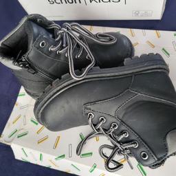 Excellent Condition Schuh Kids Boys Smart wear/occassionwear Boots..

Fastening: Lace up style
Colour: Black/Grey(Charcoal)
Size: Toddler Uk7
Age wise: 2/3yr old

My little boy only wore them twice for a party. Now selling due it being small for him, great Boots to wear for any occasion especially with Christmas coming up. I do have another matching pair of these, an older boy size 4. (He wanted to match with his brother)..

Bought from Schuh socomes with it originally packaging and box. Come