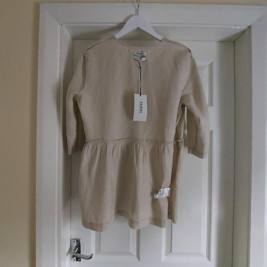 Blouse“ Farhi by Nicole Farhi“

Pure Linen

 Cream Colour

New With Tags

Actual size: cm and m

Length: 66 cm from shoulder front

Length: 69 cm from shoulder back

Length: 45 cm from armpit side

Shoulder width: 40 cm

Length sleeves: 38 cm

Volume hands: 40 cm

Breast volume: 98 cm – 1.00 m

Volume waist: 95 cm – 96 cm

Volume hips: 1.04 m – 1.06 m

Length: 39 cm from shoulder before to waist

Length: 15 cm from armpit side before to waist

Size: S, 10 (UK) Eur 36

Shell: 100 % Linen

Made in China