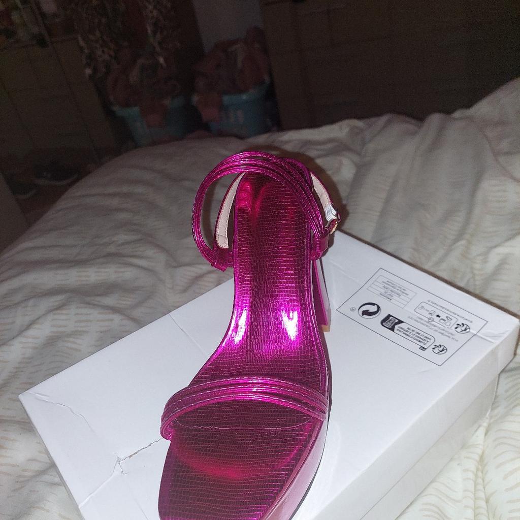 selling these fabulous pink metallic chunky heels from shien, paid £27 so selling for £20