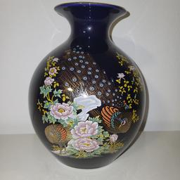Verkaufe wunderschöne Vase aus Porzellan in ganz dunklem Dunkelblau. Bestimmt von ca. 70 Jahre alt. Sie ist 25cm hoch und hat oben einen Durchmesser von 11cm.
Top Zustand

Keine Garantie. Privatverkauf, keine Rücknahme. Nur Barzahlung und Selbstabholung.