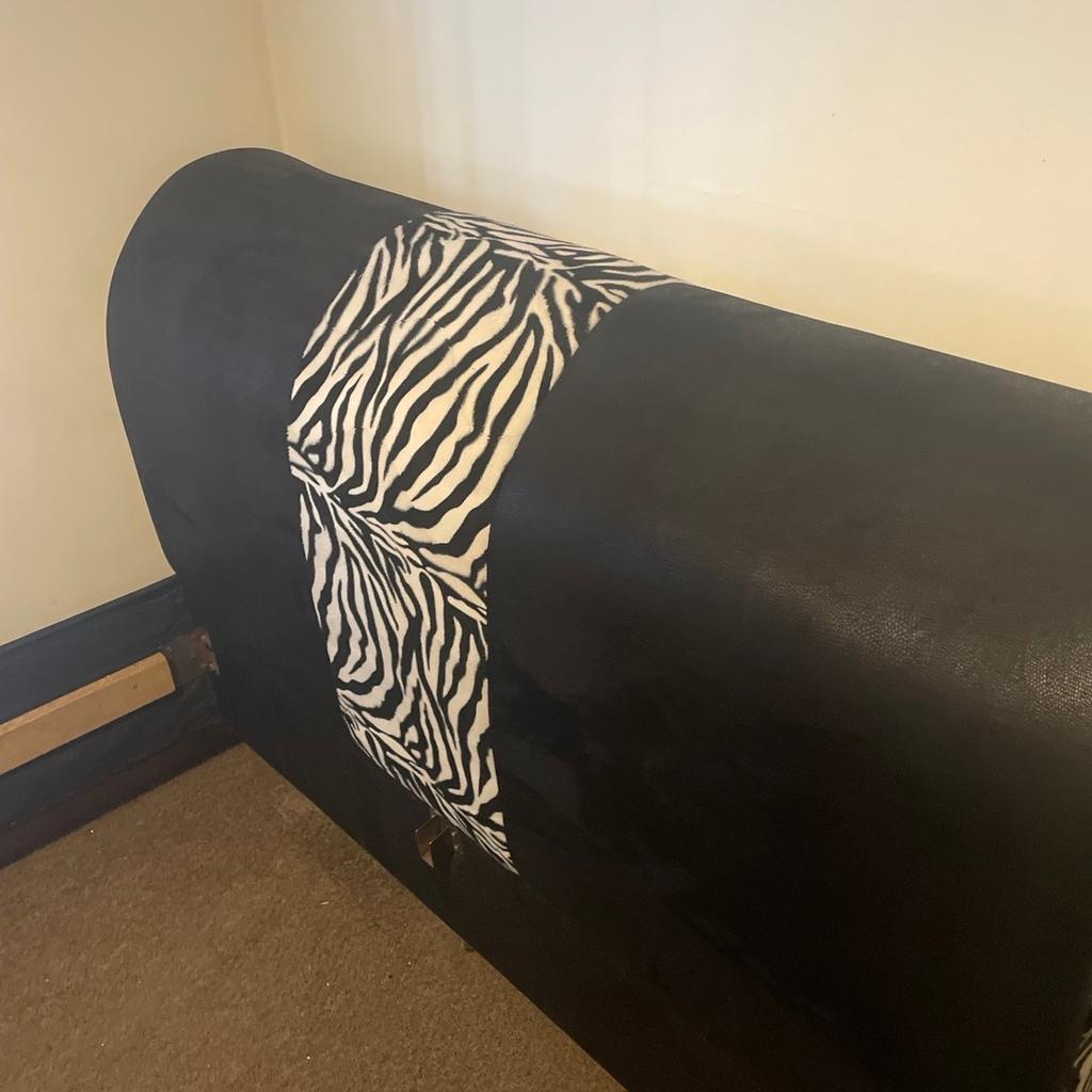 King size sleigh bed 🛌 black with zebra detail
Has slats that goes across bed but not in picture excellent condition pick up CH45 7NF