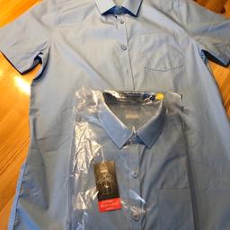 Verkaufe hier im Doppelpack zwei Kurzarmhemde in der Farbe hellblau,das eine wurde nur 1mal getragen und das andere ist neu