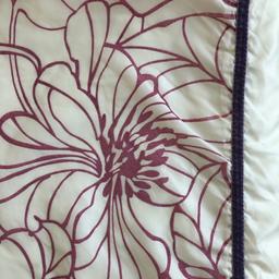 Colour is plum I have 2sets both king size with pillow cases silky on top cotton on the underneath £5 each set