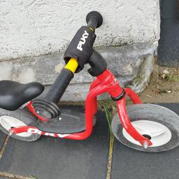 zum Verkauf steht das abgebildete Laufrad von Puky in rot