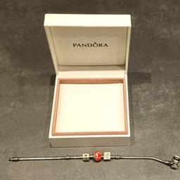 Verkaufe ein neues Pandora Armband mit 3 Anhängern.
Die Gesamtlänge des Armbandes beträgt 19 cm.